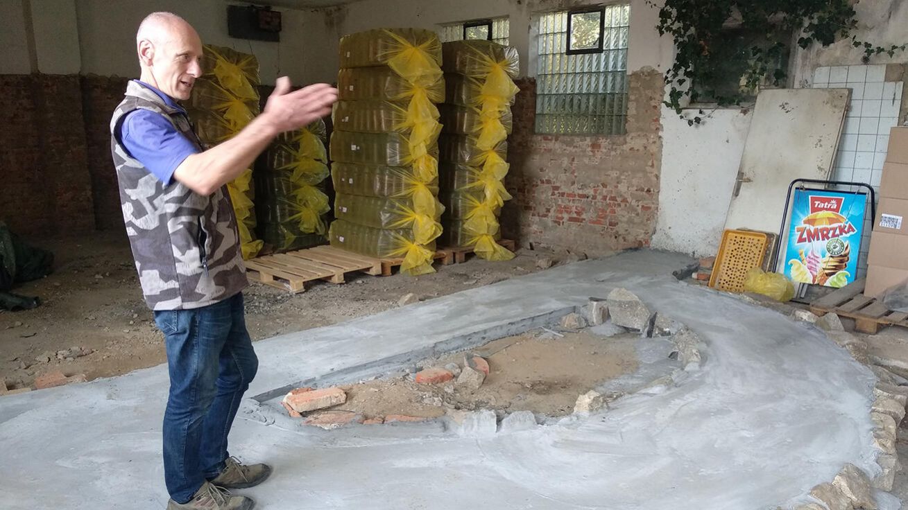 image:Image Interiérem budoucího kostela provází Petr Kroužil.