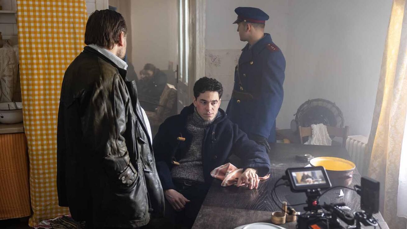 image:Image Výslechovou místnost vytvořili filmaři na statku u Mělníka.