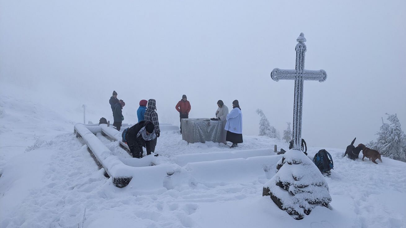 image:Image Ztišení na prvním sněhu. Na Vřesové studánce slaví P. Milan Palkovič bohoslužby několikrát ročně.