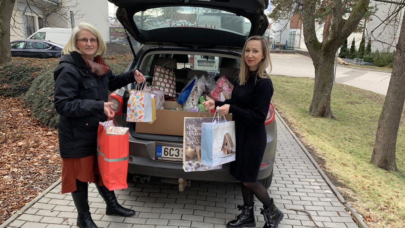 image:Image V areálu Nemocnice České Budějovice převzala dárky od Martiny Fürstové (vlevo) Jana Duco.