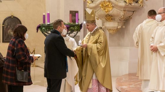 image:Image Při mši svaté děkovali přítomní za dar charitní služby.
