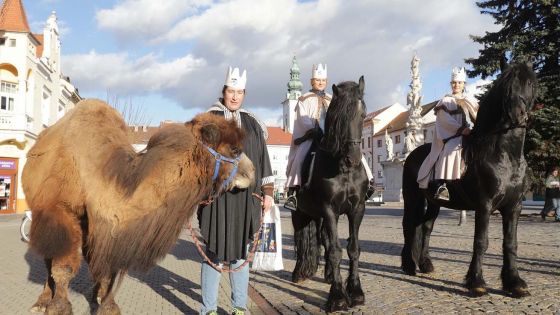 image:Image Uherským Hradištěm prošel v pondělí odpoledne průvod se třemi králi na koních. Ti připomínali mudrce z Východu, kteří měli přinést narozenému Spasiteli dary. Doprovázel je i velbloud. Charita Uherské Hradiště tak symbolicky zahájila Tříkrálovou sbírku.