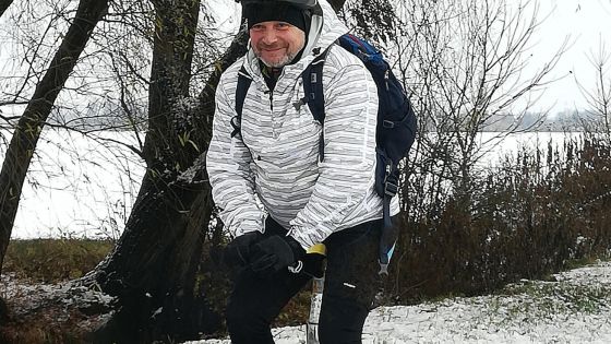 image:Image Poutník Karel Potáček na své jednokolce. Žádná řídítka tohle zařízení nemá, člověk se může přidržet jen sedla pod sebou.