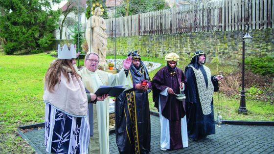 image:Image V Klatovech požehnal P. Jaroslav Hůlle koledníkům 2. ledna v prostorách Domova pokojného stáří Naší Paní. Do ulic se pak vydali v roli tří králů i P. Emmanuel Okwudilichukwu Onuma, P. Timothy Terna Asongu a P. Marek Hric.