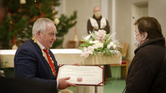 image:Image Čestné občanství Liberce převzala od primátora sestra P. Kejdany.