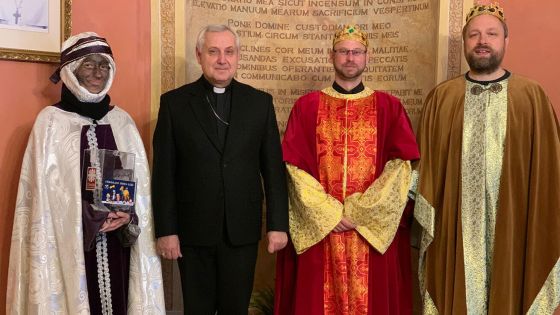 image:Image Požehnání na biskupství, biskup Vlastimil Kročil se třemi králi.