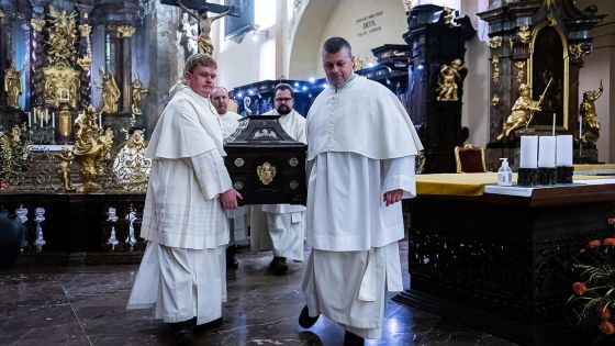 image:Image Ostatky sv. Norberta byly v neděli 9. ledna slavnostně uloženy do hrobu v kapli baziliky Strahovského kláštera v Praze, a to na závěr jubilejního roku, který připomněl 900. výročí založení řádu premonstrátů.