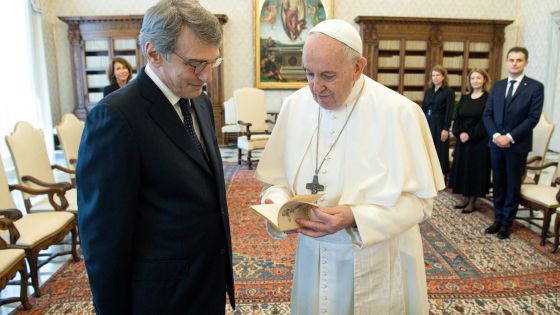 image:Image Papež František přijal předsedu Evropského parlamentu v červnu 2021 ve Vatikánu, shodli se především na potřebě chránit ohrožené migranty.