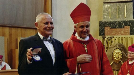 image:Image Za svou obětavou obnovu šumavských křížků obdržel Stanislav Schneedorf (na snímku) v roce 2020 biskupskou Stříbrnou medaili sv. Auraciána.