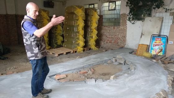 image:Image Interiérem budoucího kostela provází Petr Kroužil.