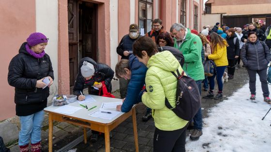image:Image Na startu před plánickou farou dostali účastníci pochodu Křižíkovou stezkou požehnání od P. Vrbenského a průkazku na razítka. V cíli v klatovském hotelu Rozvoj pak obdrželi diplom.