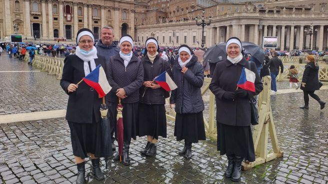 image:Image Papež: Sami si nevystačíme