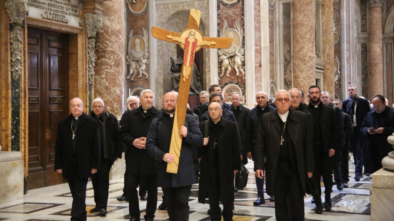 image:Image Biskupové zemí Evropské unie putovali ke Svaté bráně svatopetrské baziliky v čele s Křížem Jubilea 2025. Ten je dílem Riccarda Izziho.