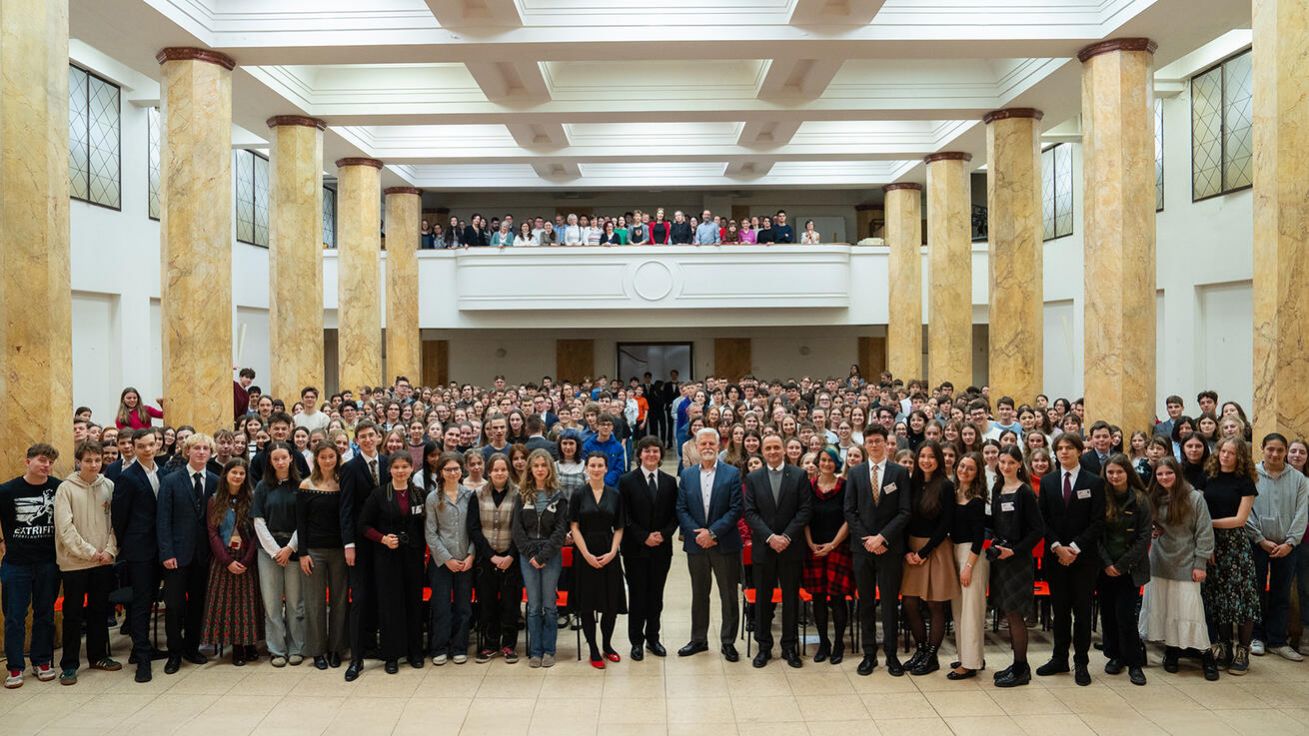 image:Image Studenti Arcibiskupského gymnázia s prezidentem Petrem Pavlem.
