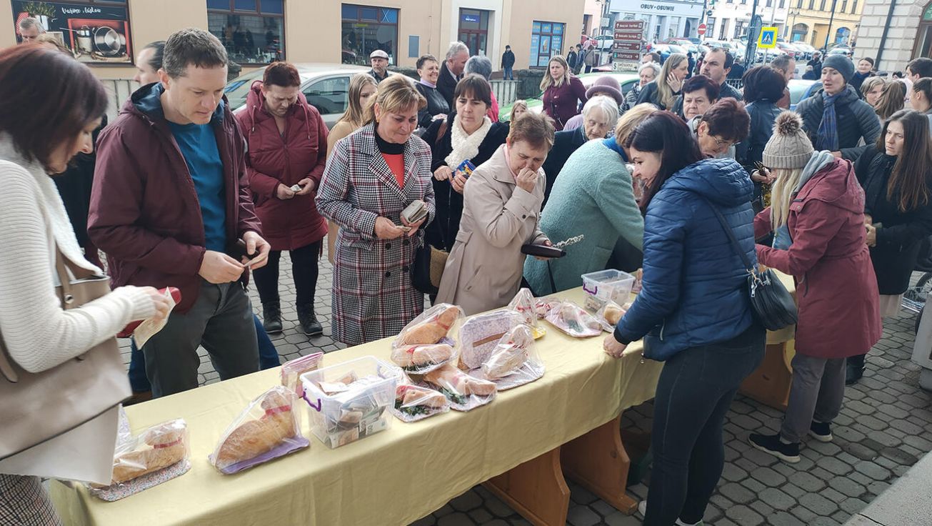 image:Image Dobrovolníci napečou beránky, výtěžek z jejich prodeje pomůže lidem v nouzi.
