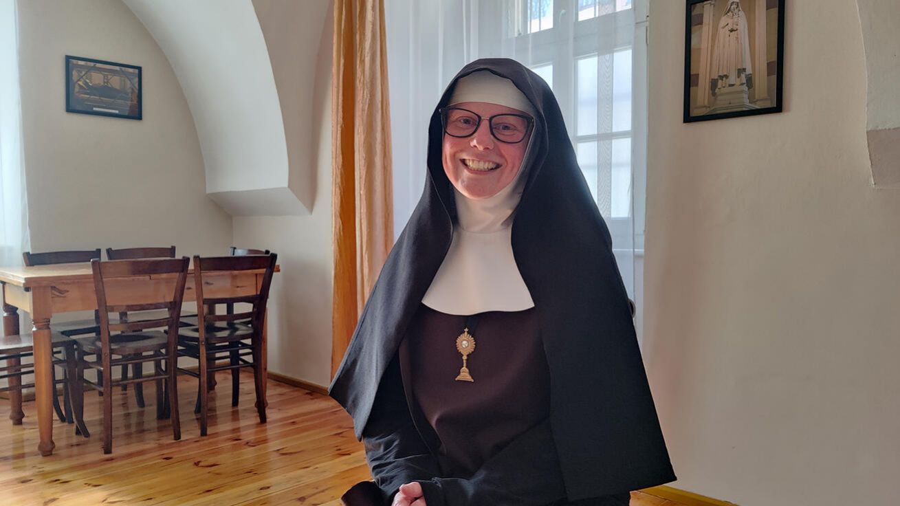 image:Image Klarisky od Věčné adorace nosí symbolicky na krku přívěšek ve tvaru malé monstrance, která vyjadřuje smysl a cíl jejich života: adoraci Nejsvětější svátosti.
