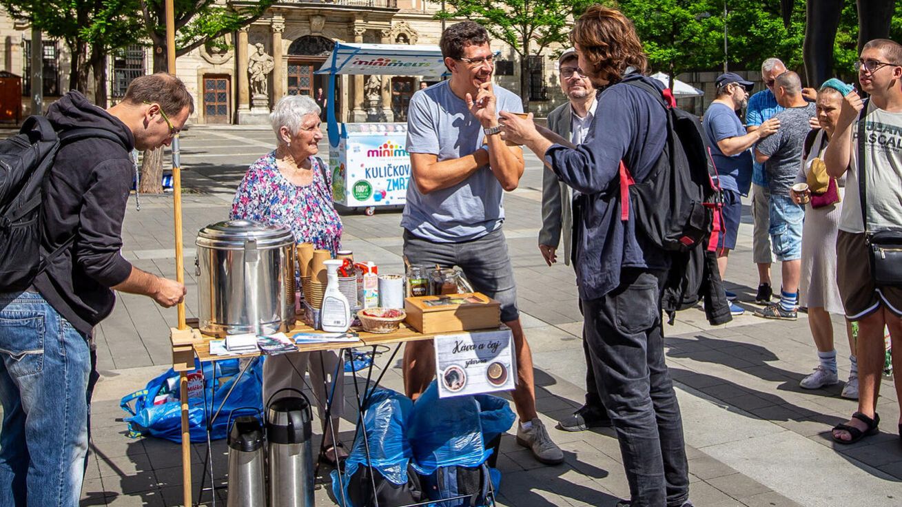 image:Image Křesťan není konzervátor, má milovat svět, do něhož ho Bůh postavil. A místo bojů proti všem vnášet do světa evangelium jako světlo a bohatství. Tento snímek je z loňské evangelizační akce v Brně se švédským misionářem Perem Cedergardhem.