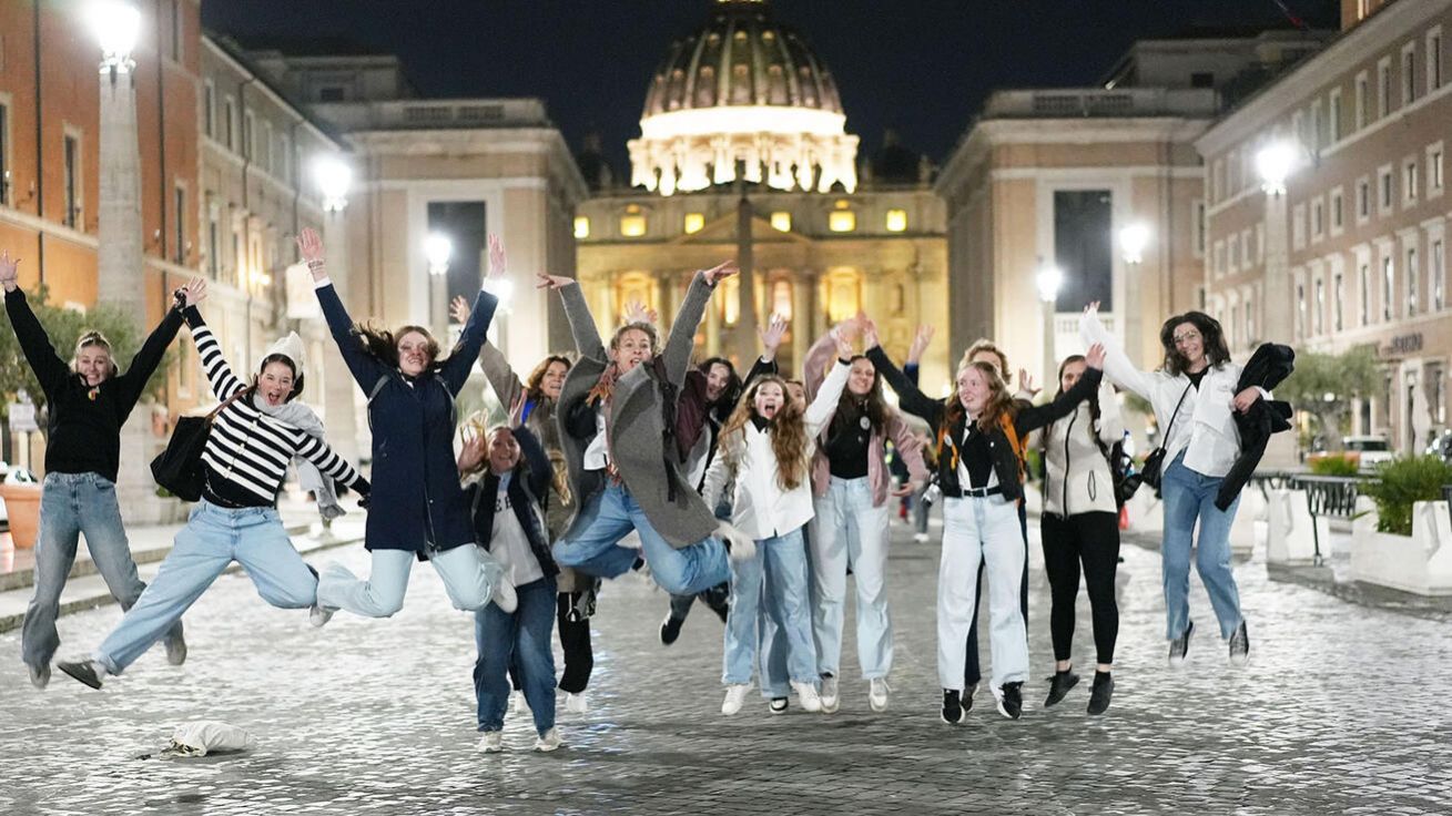 image:Image Radost studentů ze Žďáru nad Sázavou na Národní pouti v Římě.