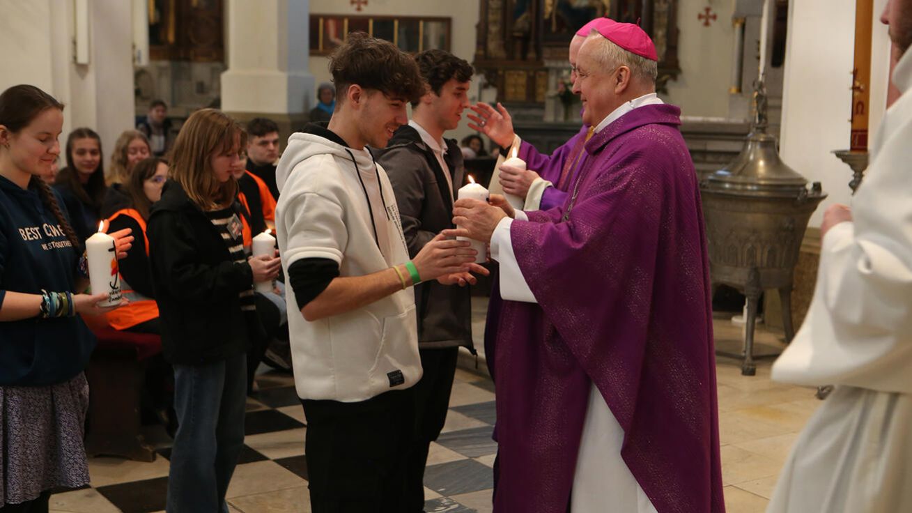 image:Image Zapálené svíce, které symbolizovaly modlitby na čtrnácti místech ve městě, přinesla mládež diecéznímu biskupovi jako obětní dar.