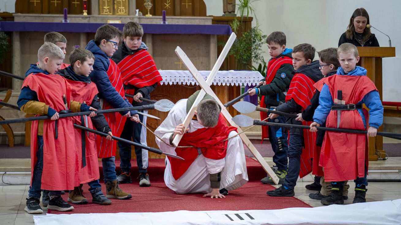 Křížovou cestu sehrály děti o páté neděli postní také v Olešnici v brněnské diecézi. image:Image Křížovou cestu sehrály děti o páté neděli postní také v Olešnici v brněnské diecézi.