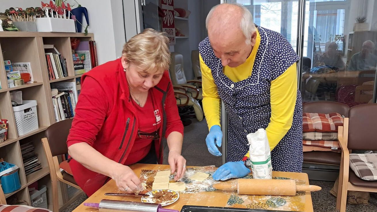 image:Image Kavárna, kde jsou dovednosti seniorů cenné.