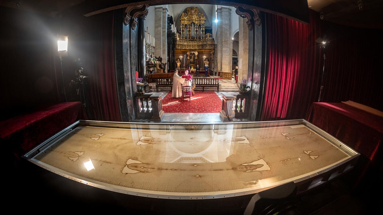 image:Image Originál Turínského plátna v katedrále sv. Jana Křtitele v italském Turíně bývá odhalen jen výjimečně, zde při slavení liturgie turínským arcibiskupem Cesarem Nosigliou před pěti lety. Plátno a skleněná schrána jsou ve tvaru obdélníku, zakřivení je dáno širokoúhlou optikou objektivu fotoaparátu.