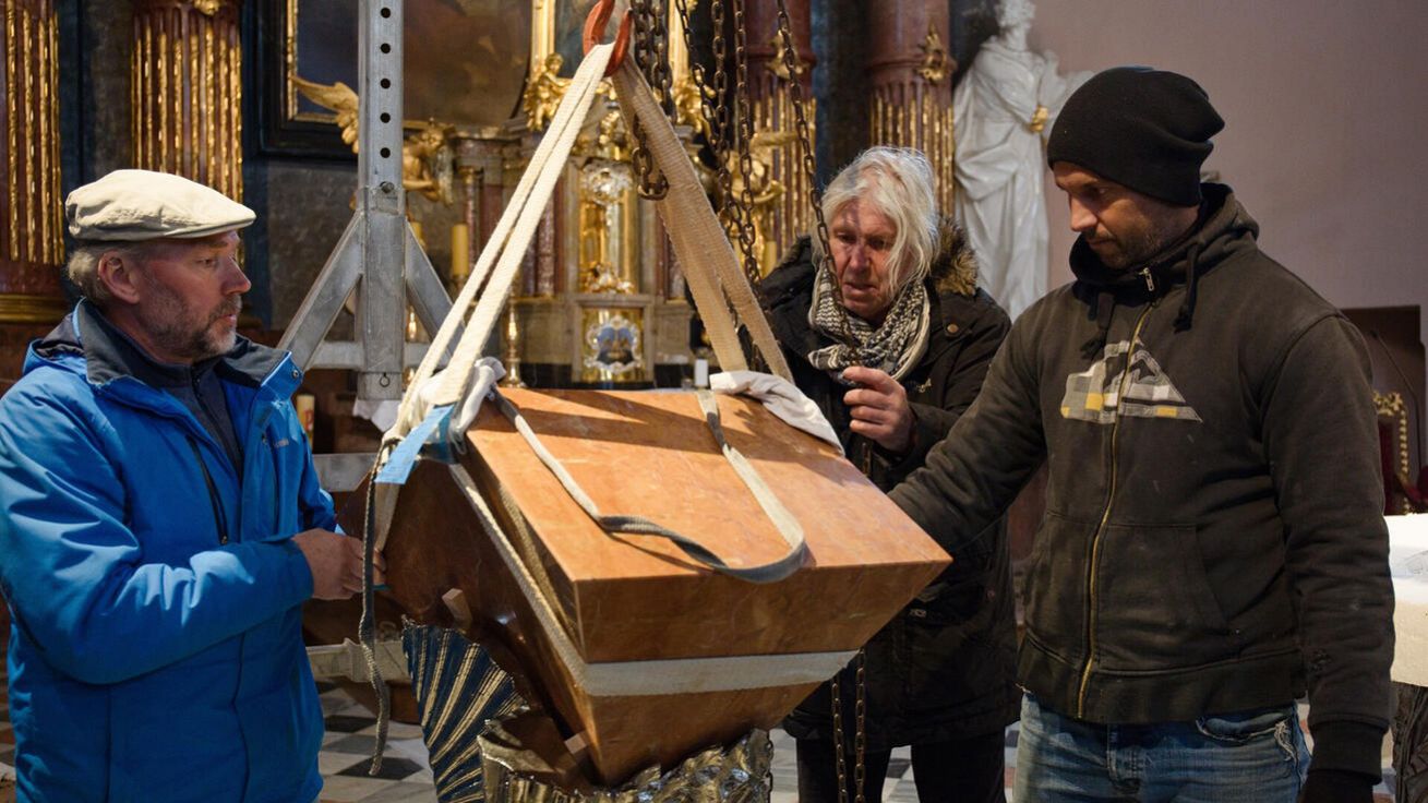 image:Image Otmar Oliva a jeho syn Ondřej při instalaci ambonu.