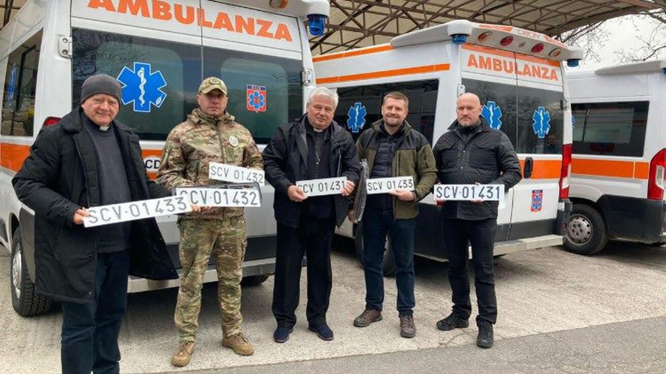 image:Image Papežský almužník kardinál Krajewski (uprostřed) předal minulý týden na Ukrajině sanitky, které byly pořízeny a vybaveny z darů amerických katolíků.