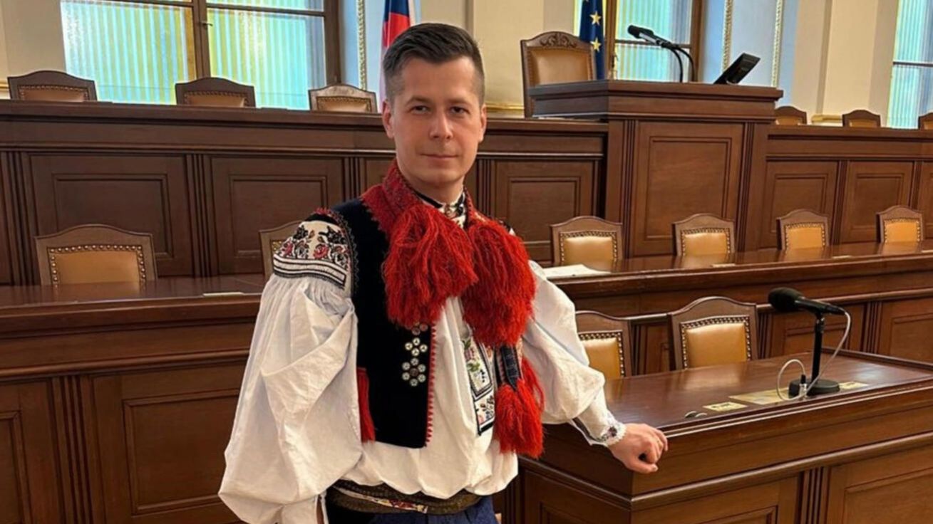 image:Image Poslanec Jiří Horák šel ve stopách svého pradědečka Jana Plesla, předválečného starosty Vlčnova, který coby poslanec za lidovou stranu skládal poslanecký slib ve vlčnovském kroji.