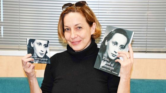 image:Image Herečka Barbara Lukešová s vydanými vzpomínkami své maminky.