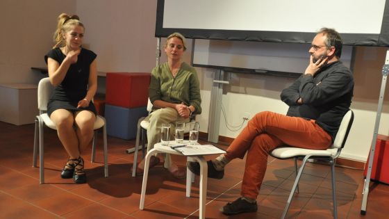 image:Image Na festivalu diskutovali Ondřej Doskočil a Veronika Veberová.