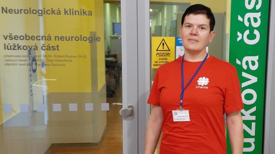 image:Image Jana Schmidtová při dobrovolnické práci v královéhradecké Fakultní nemocnici.