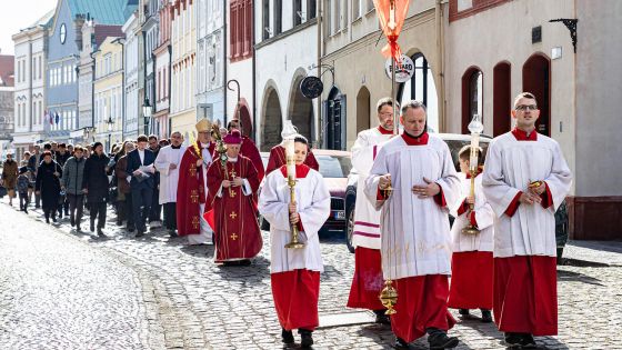 image:Image Společenství věřících na cestě z centra města do katedrály.