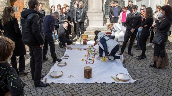 image:Image Loni lidé kříž ozdobili, aby „vykvetl“.