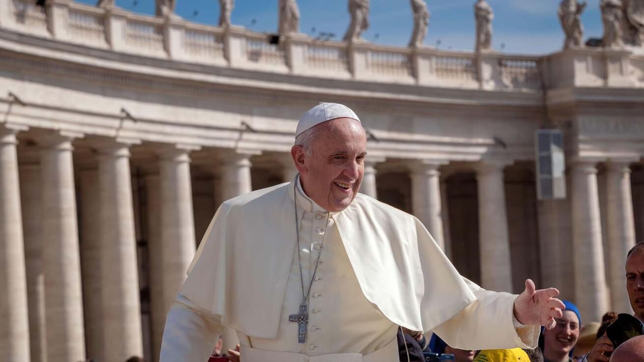 image:Image Na snímku z 30. dubna 2016 se papež zdraví s věřícími na Svatopetrském náměstí.
