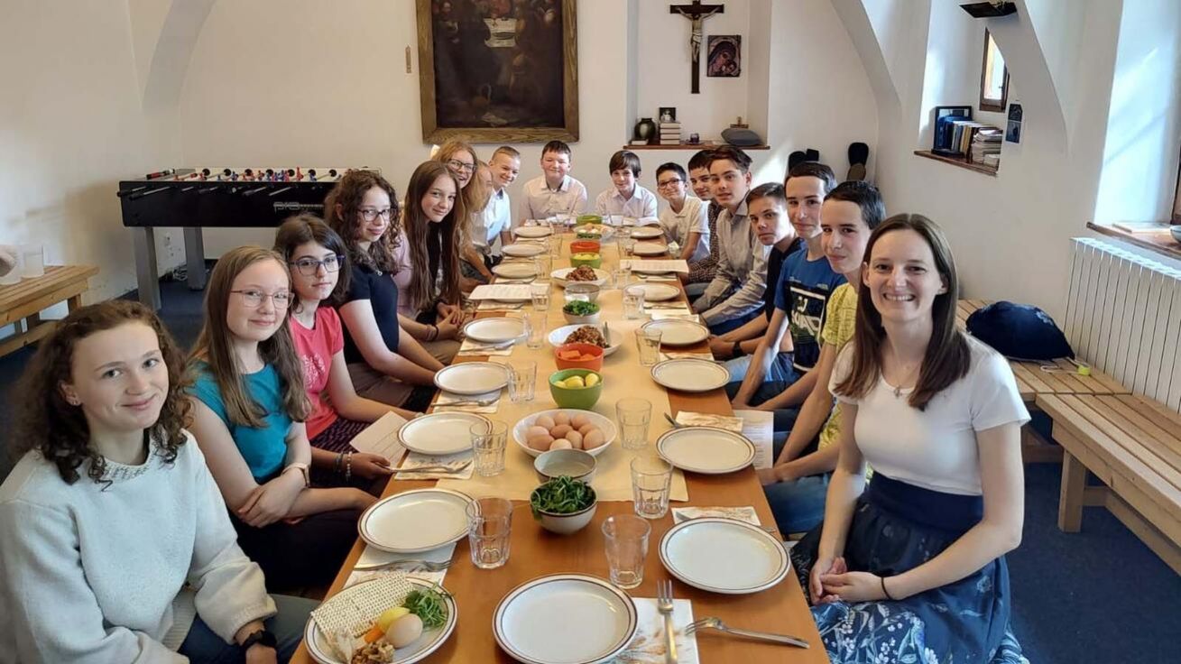 image:Image Mládež z Frýdecka, která se zúčastní Jubilea teenagerů v Římě, společně prožila pesachovou večeři.