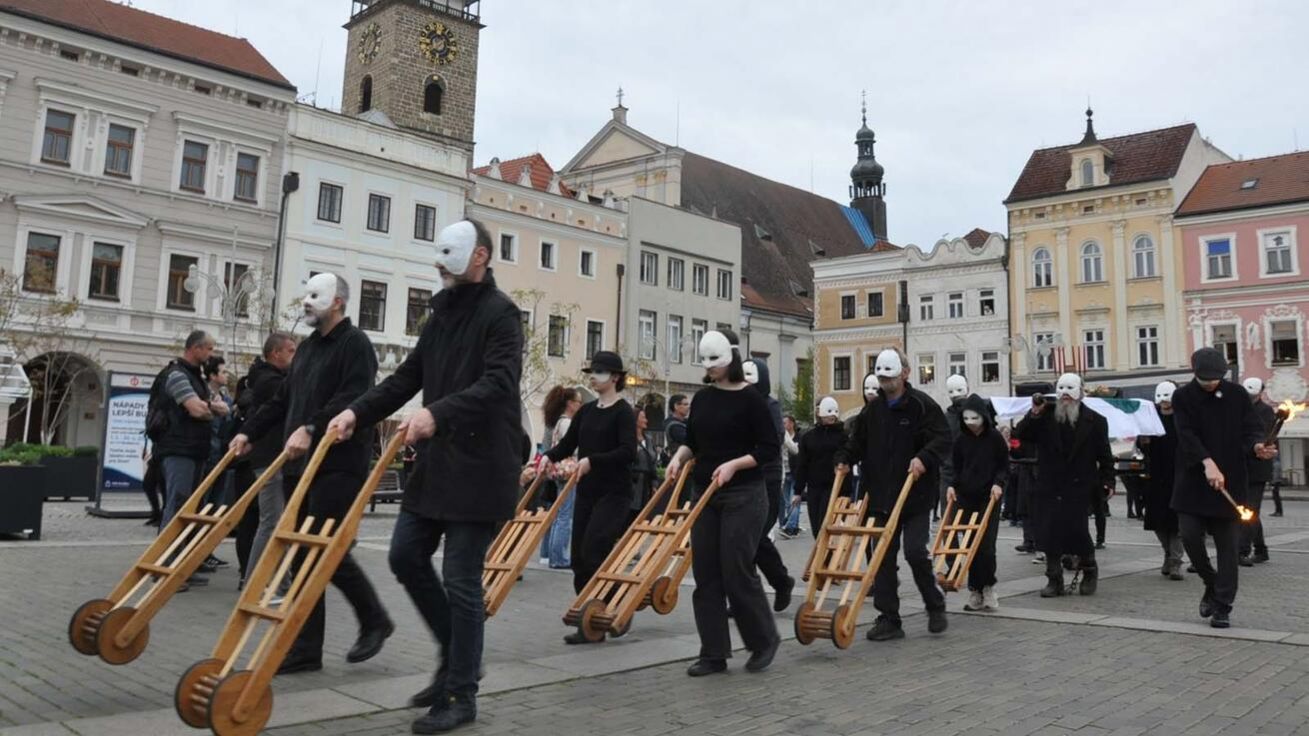 image:Image Účastníci velikonočního hrkání procházejí centrem Českých Budějovic.