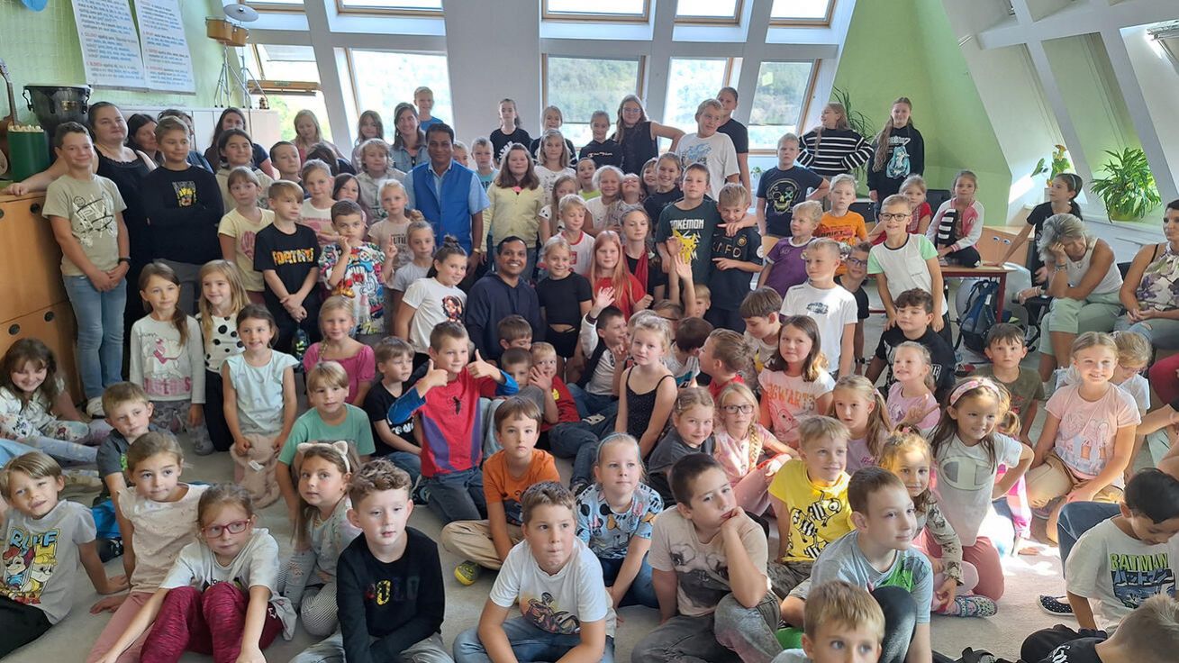 image:Image Mezi žáky ZŠ Bosonohy indičtí kněží zcela zapadli.