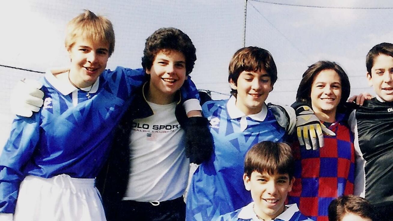 image:Image V den Carlova svatořečení 27. dubna uvede společnost Castletown Media v USA nový film „Dálnice do reality: Carlo Acutis a naše doba“. Příběh skupiny studentů, kteří putují ze Severní Dakoty ke Carlovu hrobu do Assisi záměrně bez mobilů a internetu, v něm doplňují výpovědi Carlových blízkých a dokumentární prostřihy – včetně tohoto málo známého snímku Carla (druhý zleva) s přáteli.