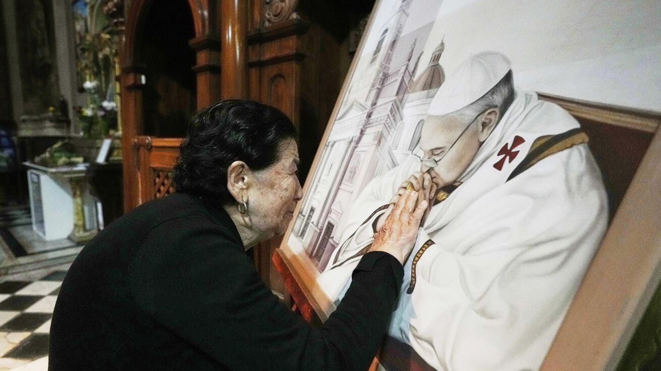 image:Image V Buenos Aires se lidé přicházejí rozloučit se „svým“ papežem do baziliky San José de Flores, kam chodíval.