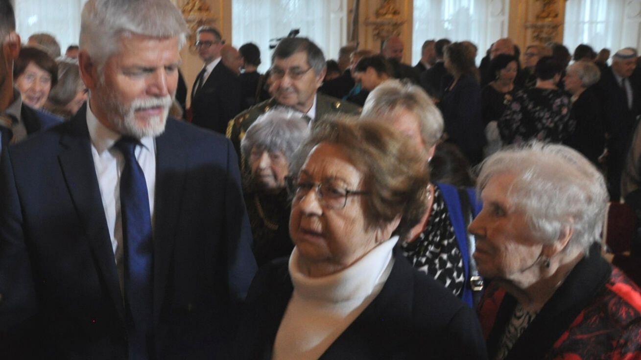 image:Image Marta Neužilová, která pomáhala za války židovským vězňům z Terezína, při letošní vzpomínkové akci v Praze s prezidentem Petrem Pavlem.