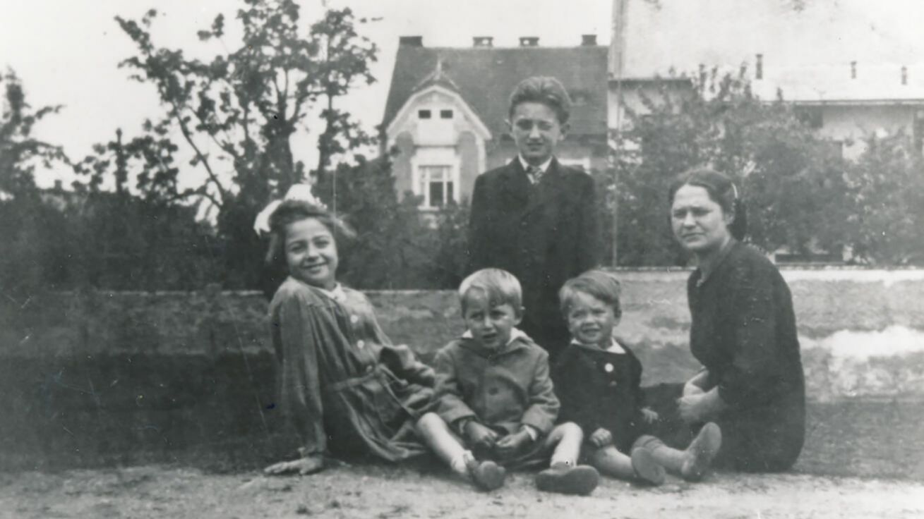 image:Image Před zatčením. Stanislav je chlapec vzadu, zleva Marta, Bedřich, Vratislav a Olga Klicperovi v roce 1942.