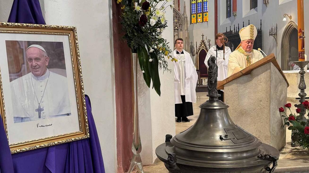 image:Image Vyprávění biskupa Jana Vokála naslouchali přítomní pozorně a často i s úsměvem na tváři.
