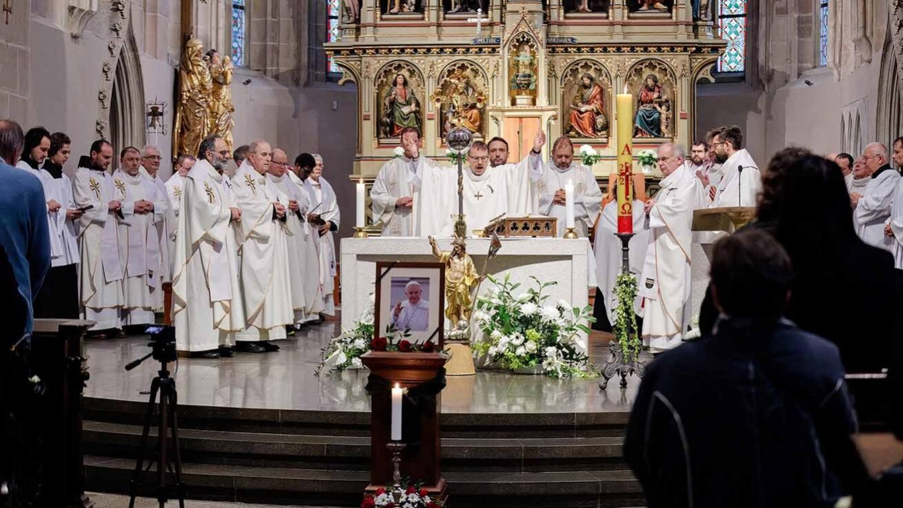 image:Image Diecézané společně s biskupem Tomášem Holubem poděkovali za dar života Františka při zádušní bohoslužbě v katedrále sv. Bartoloměje. Účastníci mše svaté měli možnost zapsat se do kondolenční knihy, která byla po celou dobu umístěna v katedrále.
