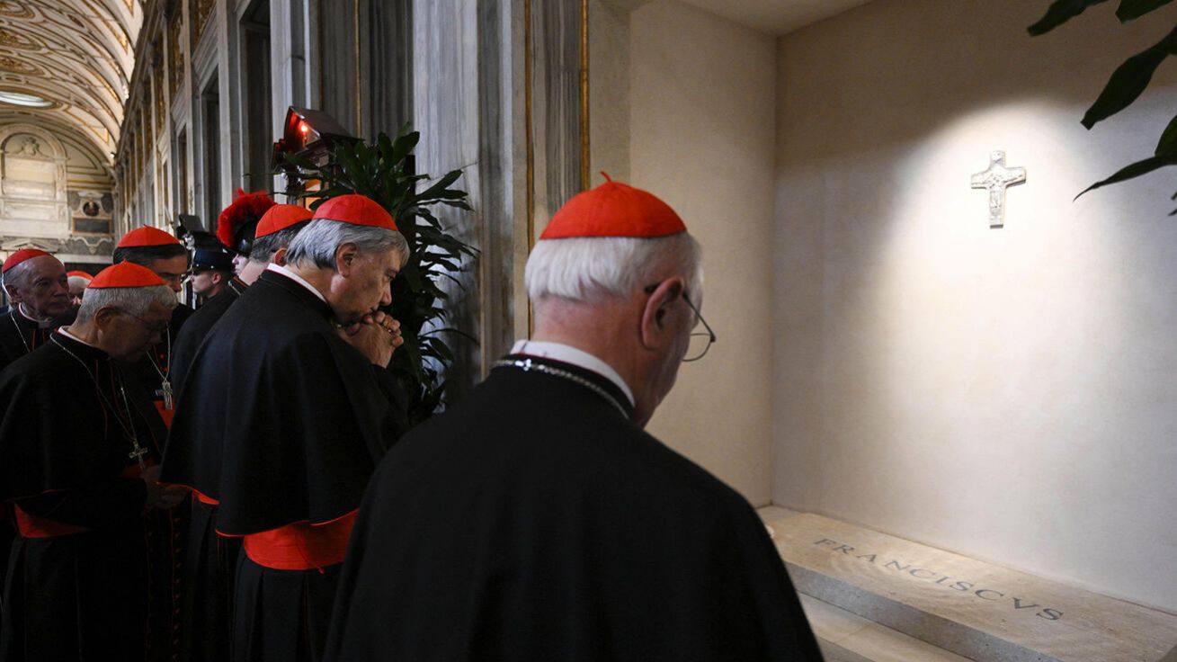 image:Image Hrob papeže Františka v římské bazilice Santa Maria Maggiore je od nedělního rána přístupný veřejnosti. Kardinálové se u něj pomodlili druhé nešpory z neděle Božího milosrdenství.