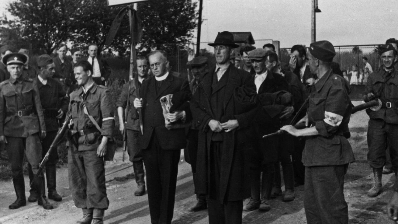 6. červen 1945, kdy byli posměšně vláčeni ulicemi Nového Města nad Metují farář Anton Rührich a jeho farníci. image:Image 6. červen 1945, kdy byli posměšně vláčeni ulicemi Nového Města nad Metují farář Anton Rührich a jeho farníci.