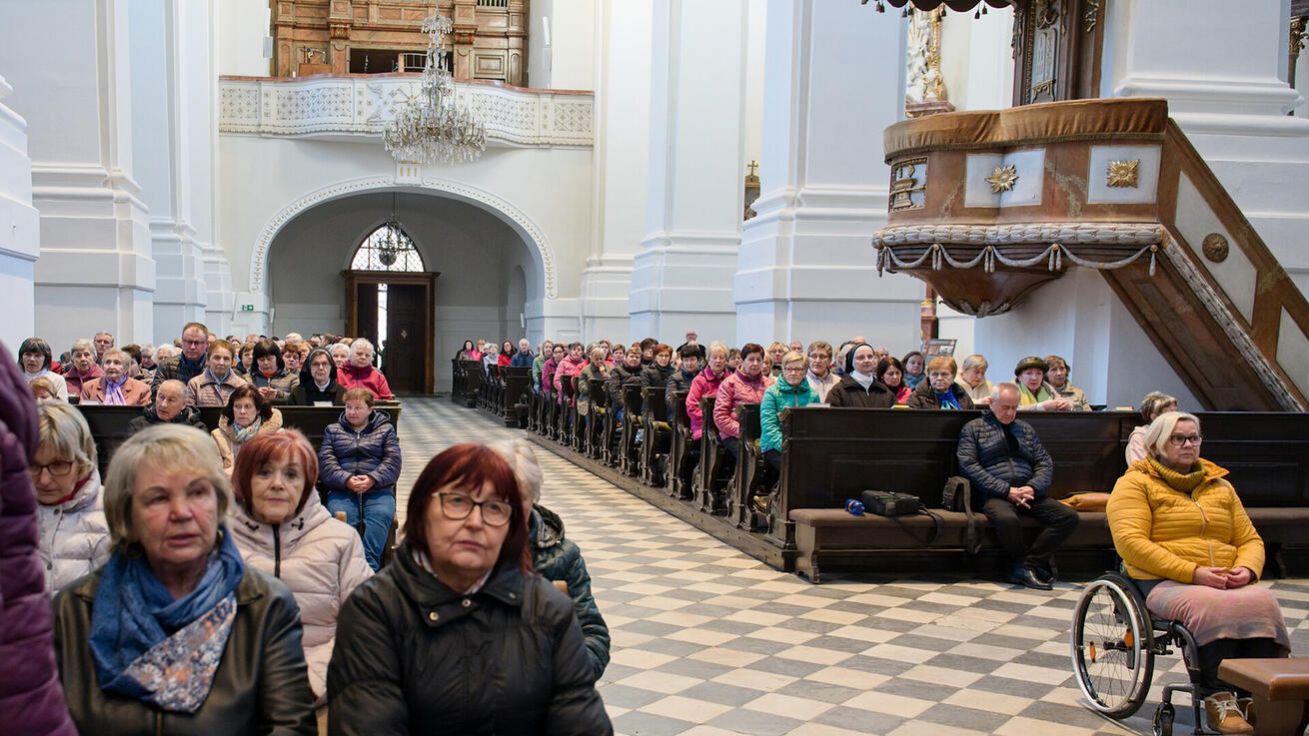 image:Image Věřící naslouchali v konkatedrále Nanebevzetí Panny Marie v Opavě katechezi o smíření.