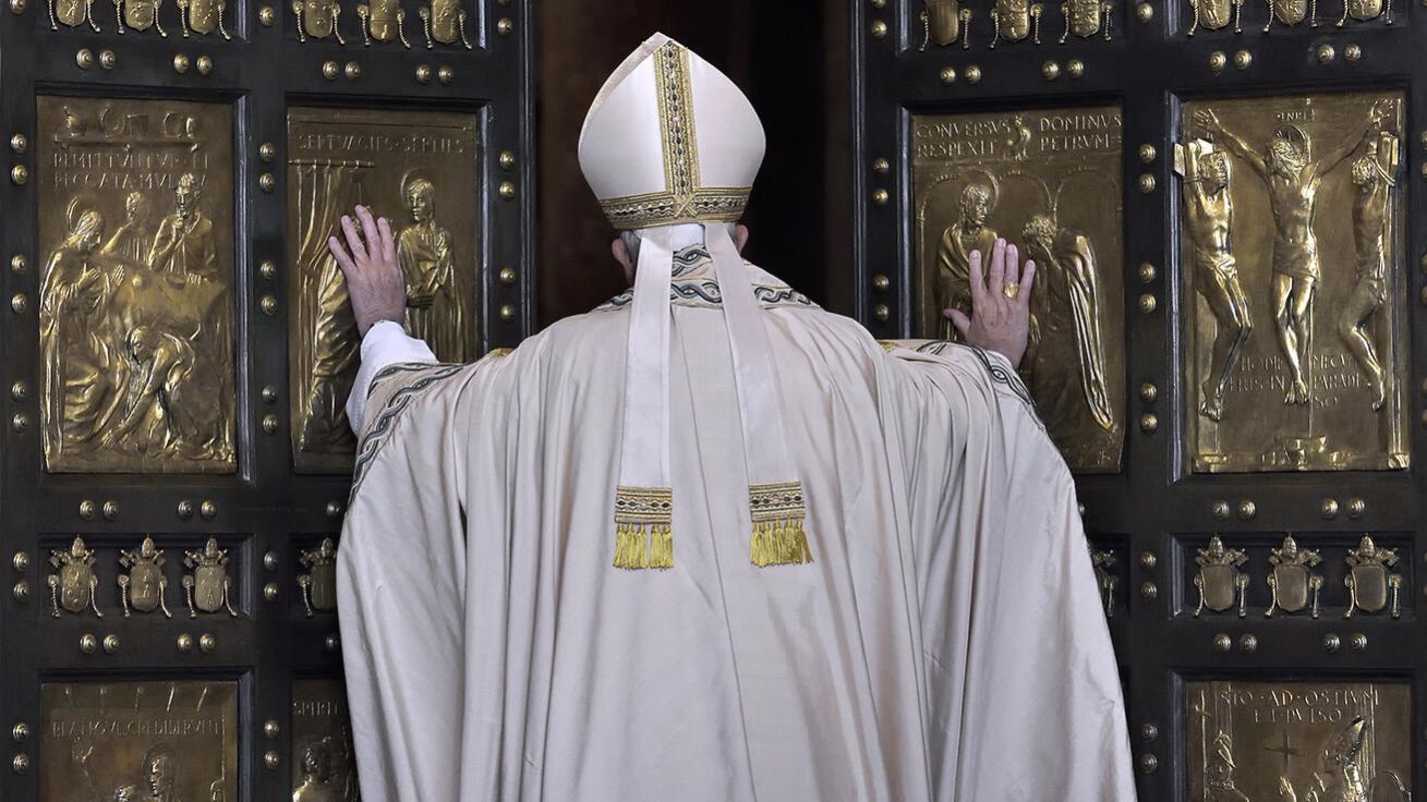 image:Image Takto papež František otevíral svatou bránu v roce 2015.