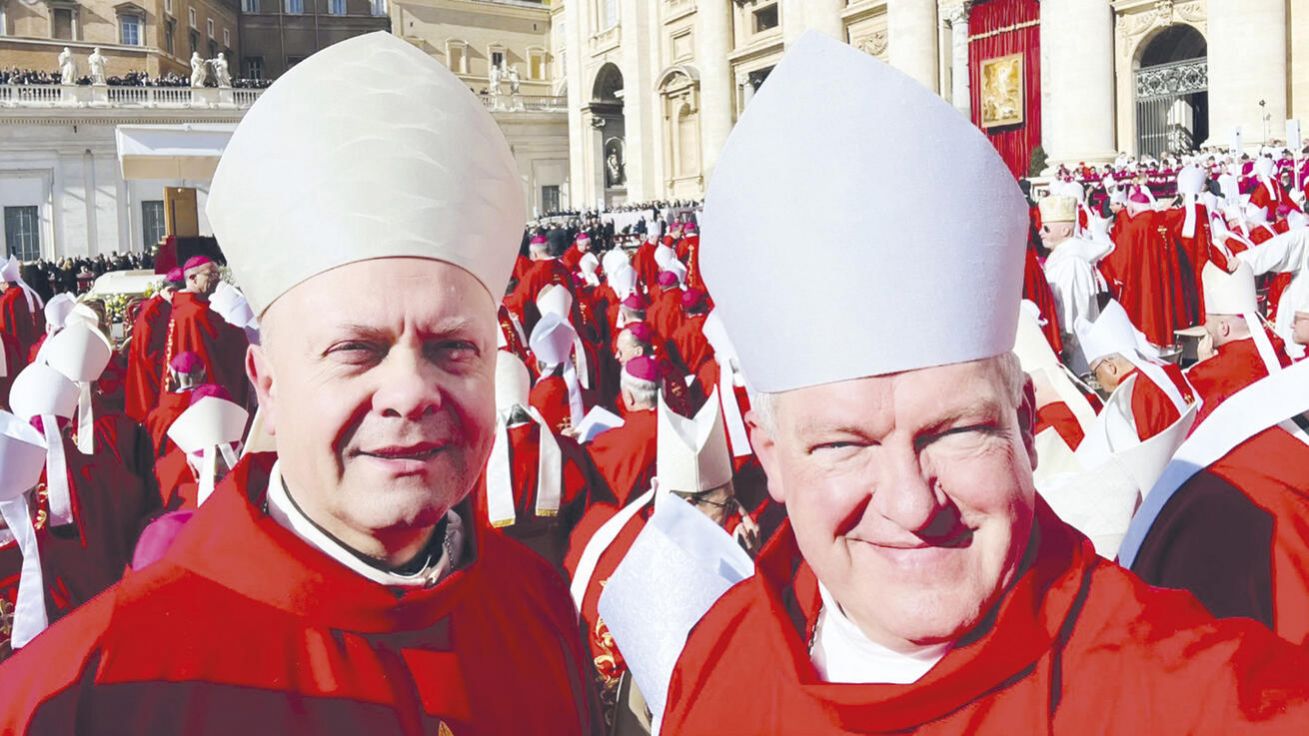 image:Image Arcibiskup Jan Graubner se právě zapisuje do kondolenční knihy.