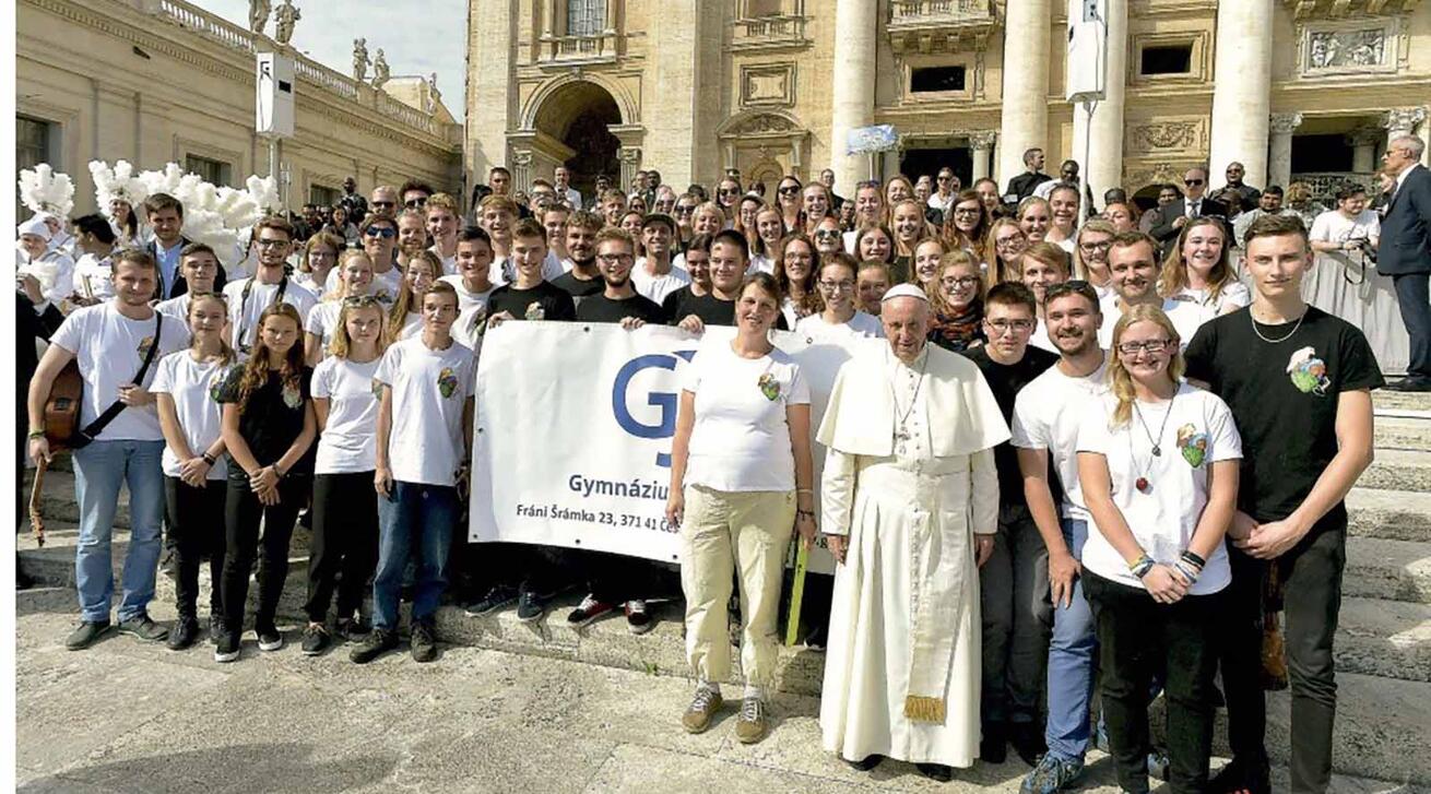 image:Image Sbor Mendík s papežem v roce 2017.